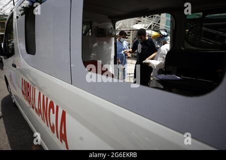 Tegucigalpa, Honduras, Tegucigalpa, Honduras. 5 luglio 2021. Un paziente con coronavirus viene portato in ambulanza in un ospedale. Tegucigalpa, Honduras, i centri di triage che frequentano pazienti con sospetto coronavirus nel dipartimento di Francisco Morazan sono crollati, i centri sono costretti a chiudere le loro porte per un certo periodo di tempo per evitare la folla all'interno delle strutture, e anche dare sollievo all'équipe medica che non può far fronte al gran numero di pazienti che vengono a ricevere assistenza medica. Credit: Milo Espinoza/ZUMA Wire/Alamy Live News Foto Stock