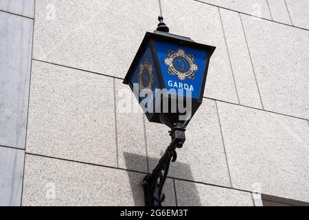 Dublino, Dublino, Irlanda, 28 giugno 2021. Cartello Garda di fronte alla stazione di Kevin Street Garda Foto Stock