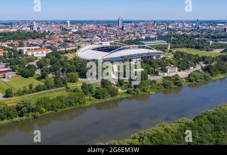 14 giugno 2021, Sassonia, Lipsia: Calcio: Bundesliga, RB Lipsia. La Red Bull Arena si trova proprio ai margini del centro della città. Il terreno di residenza dei Rasenballers è in fase di ricostruzione. La capacità dello spettatore aumenterà da 42,558 a 47,069 in piedi e seduti. L'esterno dello stadio è chiuso con una facciata insonorizzata. L'argine dell'ex Zentralstadion, che comprende l'arena, è stato aperto dietro lo storico campanile per fare spazio ad un nuovo ingresso. RB Leipzig sta investendo nella conversione 60 milioni di euro entro il 2022. (Vista aerea con drone) Foto: Jan Woitas Foto Stock