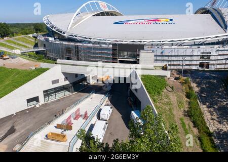 14 giugno 2021, Sassonia, Lipsia: Calcio: Bundesliga, RB Lipsia. Una nuova entrata conduce attraverso la diga nella Red Bull Arena. Il terreno di residenza dei Rasenballers è in fase di ricostruzione. La capacità degli spettatori aumenta da 42,558 a 47,069 nelle aree in piedi e seduti. L'esterno dello stadio è chiuso con una facciata insonorizzata. L'argine dell'ex Zentralstadion, che comprende l'arena, è stato aperto dietro lo storico campanile per fare spazio ad un nuovo ingresso. RB Leipzig sta investendo nella conversione 60 milioni di euro entro il 2022. (Vista aerea con drone) Foto: Jan Woitas/ Foto Stock
