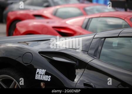 Cracovia, Polonia. 02 luglio 2021. Auto esclusive sono viste durante il Gran Turismo Polonia a Cracovia. Il più grande convegno di supercar in Polonia, Gran Turismo Polonia, si è svolto a Cracovia. Oltre 100 veicoli (ad es Ferrari, Porsche, Lamborghini) sono stati parcheggiati nei pressi dello Sheraton Gran Hotel durante la 17esima edizione dell'evento. Il valore delle vetture che hanno preso parte alla convenzione è stato stimato a 120 000 000 PLN. (Foto di Vito Corleone/SOPA Images/Sipa USA) Credit: Sipa USA/Alamy Live News Foto Stock