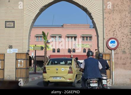 Una stretta porta alla Medina nelle antiche mura della città, Marrakech ma Foto Stock