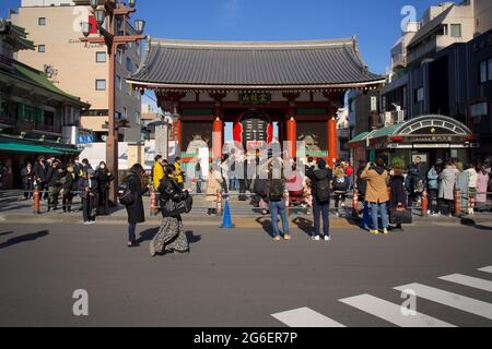 Piccola folla alla porta Kaminari-mon del Tempio di Sensoji, durante le vacanze in Giappone a Oshogatsu, Asakusa, Tokyo, Giappone Foto Stock