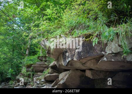 strati di montagna di pietre ricoperte di erba Foto Stock