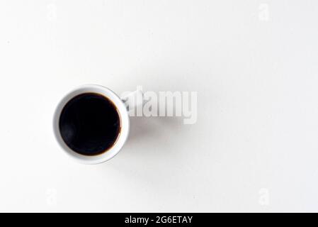 Tazza in ceramica con caffè nero caldo, vista dall'alto come piatto, spazio per il testo Foto Stock