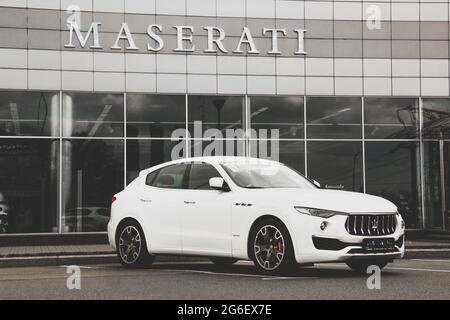 Kiev, Ucraina - 21 aprile 2020: Un'auto di lusso Maserati Levante parcheggiata in città. Auto in vendita. Sfondo Foto Stock