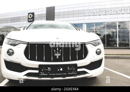 Kiev, Ucraina - 21 aprile 2020: Un'auto di lusso Maserati Levante parcheggiata in città. Auto in vendita. Sfondo Foto Stock