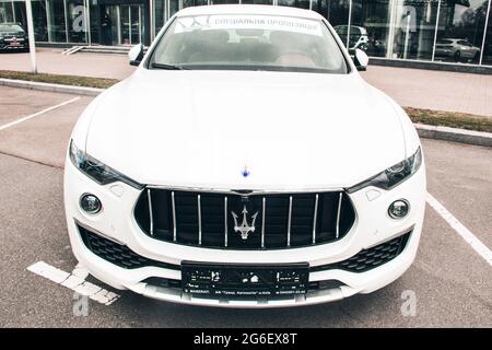 Kiev, Ucraina - 21 aprile 2020: Un'auto di lusso Maserati Levante parcheggiata in città. Auto in vendita. Sfondo Foto Stock