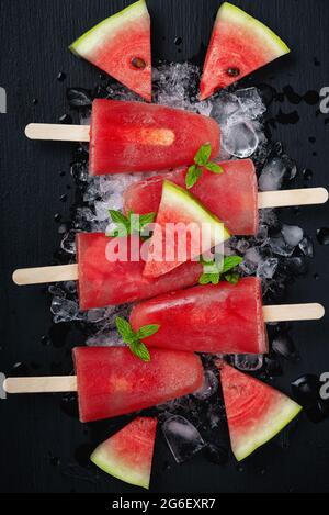 Gelato al melone su tavolo di legno nero Foto Stock