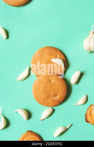 Biscotti con pezzi di aglio fresco su superficie isolata, top Foto Stock