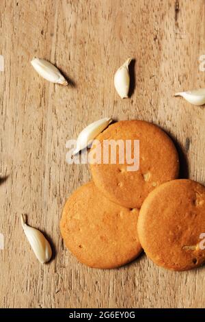 Biscotti con pezzi di aglio fresco su superficie isolata, top Foto Stock