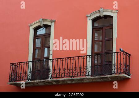 Balcone coloniale spagnolo e finestre a Guanajuato, Messico Foto Stock