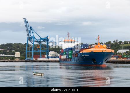 Tivoli, Cork, Irlanda. 06 luglio 2021. La nave portacontainer Jork Ruler effettua una manovra di svolta a 360 gradi sul fiume Lee dopo essere arrivata da Rotterdam alle banchine di Tivoli a Cork City, Irlanda. - immagine; David Creedon / Alamy Live News Foto Stock