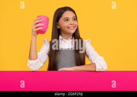 Bevanda dissetante appena fatta per voi. Il bambino è felice di tenere la tazza di plastica e il cartello. Consumo di bevande Foto Stock