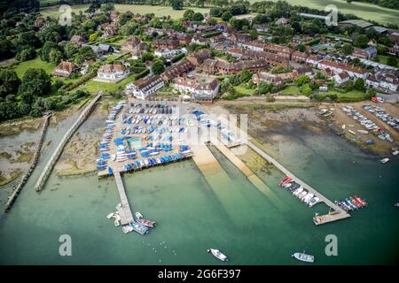 Vista aerea verso Itchenor dall'estuario con piccoli dinghies in vista e la bella campagna del Sussex occidentale. Foto Stock