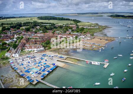 Vista aerea su Itchenor nel Sussex occidentale con piccole barche vicino al molo e barche e barche sull'estuario. Foto Stock