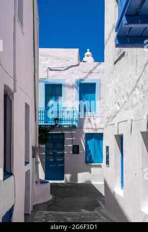 Ritratto Vista verticale di Plaka Town Street sull'isola di Milos, Grecia senza persone. Architettura greca tradizionale con case e pareti dipinte di bianco. Foto Stock