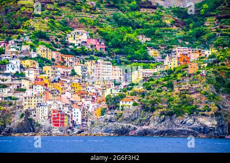 Vista della città di Riomaggiore dalla barca, uno dei villaggi delle cinque Terre, la Spezia, Liguria-Italia Foto Stock