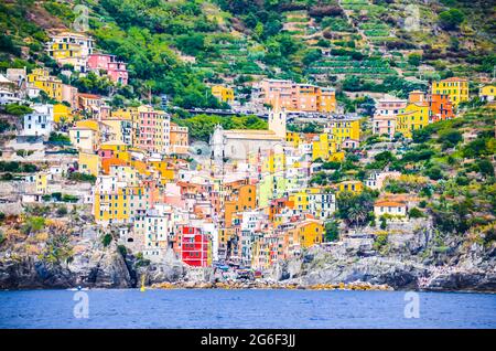 Vista della città di Riomaggiore dalla barca, uno dei villaggi delle cinque Terre, la Spezia, Liguria-Italia Foto Stock