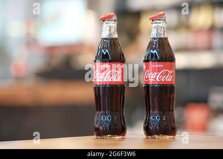 Una bevanda gassata popolare nel mondo, due bottiglie di Coca-Cola classico in bottiglie di vetro. San Pietroburgo. Russia. Giugno 29 2021 Foto Stock