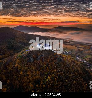 Fuzer, Ungheria - Vista aerea del bellissimo Castello di Fuzer con l'alba e le nuvole dorate e colorate incredibili su una mattina d'autunno. Il castello h Foto Stock