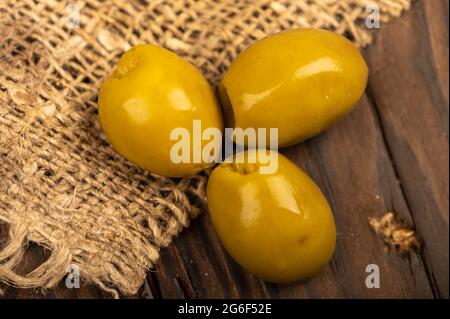 Olive salate su tavola di legno. Primo piano fuoco selettivo Foto Stock