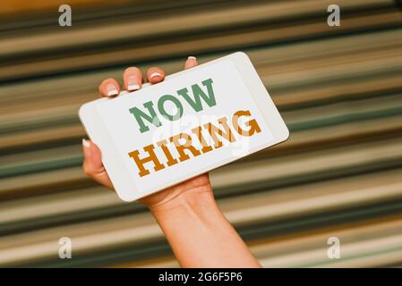 Cartello di testo che mostra ora in affitto. Foto concettuale un atto di iniziare a impiegare una persona qualificata per le funzionalità di chiamata vocale e video di posizione Foto Stock