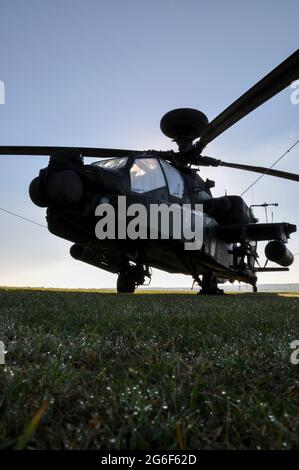Westland WAH-64 Longbow Apache attacca l'elicottero del corpo aereo dell'esercito britannico all'inizio della mattina con rugiada e condensa. Killer serbatoio. Foto Stock