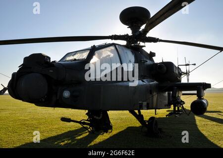 Westland WAH-64 Longbow Apache attacca l'elicottero del corpo aereo dell'esercito britannico all'inizio della mattina con rugiada e condensa. Killer serbatoio. Foto Stock