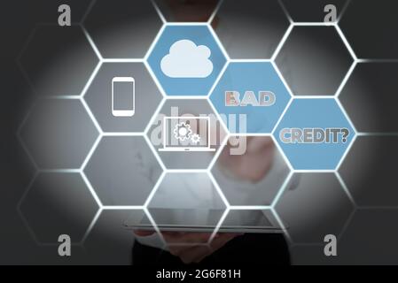 Visualizzazione concettuale domanda di credito non valido. Idea di affari un segno difettoso di accreditamento dovuto il non pagamento dei prestiti Lady Holding Tablet che preme sul tasto virtuale Foto Stock