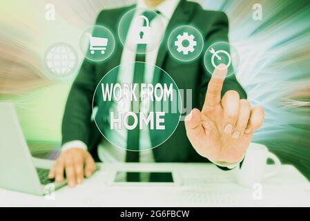 Ispirazione che mostra il lavoro segno da casa. Parola scritta sulla comunicazione con l'azienda principalmente da casa flessibile Bussiness uomo seduta scrivania portatile Foto Stock