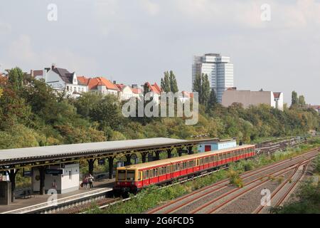 Berlino, Germania - 7 settembre 2014: Stazione della S-Bahn di Berlino. La S-Bahn di Berlino è un sistema ferroviario a transito rapido all'interno e nei dintorni della città Foto Stock