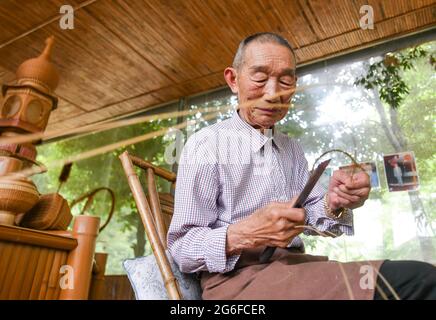 Pechino, la provincia cinese del Sichuan. 1 giugno 2021. Handicraftman Zhao Sijin elabora strisce di bambù per tessitura nel villaggio di Zhuyi di Daoming Township a Chongzhou, provincia sudoccidentale del Sichuan, 1 giugno 2021. Credit: Wang Xi/Xinhua/Alamy Live News Foto Stock