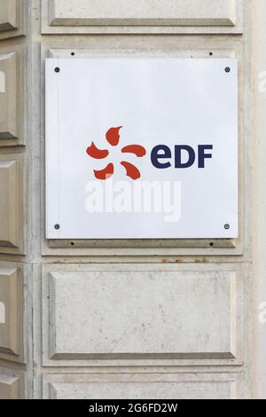 Lione, Francia - 15 agosto 2016: Logo EDF su una parete. EDF è una società francese di servizi elettrici, in gran parte di proprietà dello Stato francese Foto Stock