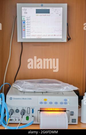 Dispositivo CTG con monitoraggio dello stato di salute della madre e del bambino durante il parto in ospedale. Dispositivo cardiotocografo per la misurazione di Foto Stock