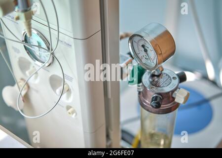 Dispositivo per la rianimazione dei neonati e il controllo del bambino sulla bilancia Apgar dopo il parto. Macchina per l'erogazione di ossigeno e la rianimazione della bab Foto Stock