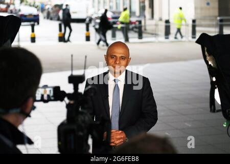 Londra, Inghilterra, Regno Unito. 6 luglio 2021. Il Segretario di Stato britannico per la Salute e l'assistenza sociale SAJID JAVID è visto parlare per premere fuori BBC Broadcasting House a Londra, come il paese si sta preparando a rimuovere quasi tutte le restrizioni del coronavirus dal 19 luglio. Credit: Tayfun Salci/ZUMA Wire/Alamy Live News Foto Stock