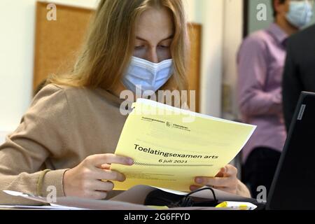 L'illustrazione mostra un esame d'ingresso per gli studenti per accedere alle facoltà di medicina nelle università fiamminghe, martedì 06 luglio 2021, in GO! Ail Foto Stock