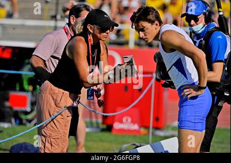 Armand Duplantis aka mondo Duplantis (SWE) parla con i genitori e gli allenatori Helena Duplantis e Greg Duplantis durante la volta del palo al Bauhaus Gala Foto Stock