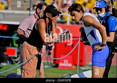 Armand Duplantis aka mondo Duplantis (SWE) parla con i genitori e gli allenatori Helena Duplantis e Greg Duplantis durante la volta del palo al Bauhaus Gala Foto Stock