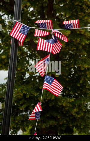 Una casa nella zona ricca di Chiswick decorata con bandiere americane per le celebrazioni del 4 luglio. Londra, 4.7.2021 Foto Stock