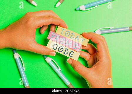 Ispirazione che mostra il segno Codice promozionale. Parola per lettere o numeri che permette di ottenere uno sconto su qualcosa Brainstorming problemi e soluzioni Foto Stock