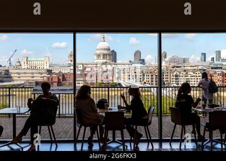 Sagome della gente al caffè che si affaccia su St Pauls, il Tamigi e il Millannium Bridge nel Tate Modern Museum of Contemporary Art, Londra, Regno Unito Foto Stock