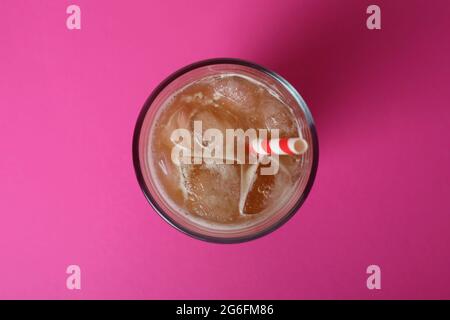 Bicchiere di caffè ghiacciato su sfondo rosa Foto Stock