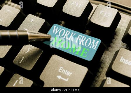 Cartello di testo che mostra lavoro da casa. Foto concettuale comunicare con l'azienda principalmente da casa flessibile astratto tipizzazione nuovo slogan aziendale Foto Stock