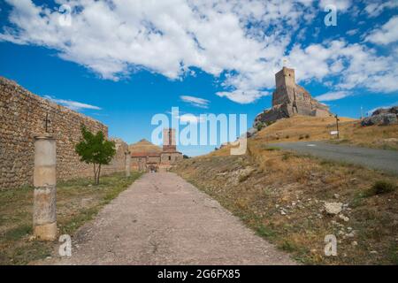 Castello e cimitero. Atienza, provincia di Guadalajara, Castilla la Mancha, Spagna. Foto Stock