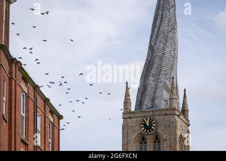 Chiesa di Chesterfield St Marys campanile delle guglie croato nel Derbyshire il giorno d'estate. Torre pendente di edificio religioso. Città mercato, cielo blu e vecchio Foto Stock