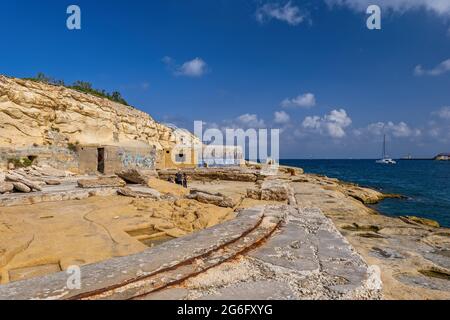 Sliema mare lungomare a Malta, mare ferrovia a scartamento ridotto resti arrugginiti. Foto Stock