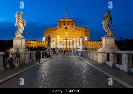 Città di Roma in Italia di notte, vista dal Ponte Sant'Angelo a Castel Sant'Angelo, antico Mausoleo di Adriano. Foto Stock