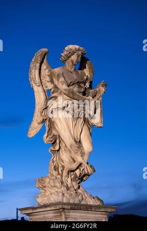 Angelo con la statua delle fruste (flagello) sul Ponte Sant Angelo a Roma. Scultura in marmo del XVII secolo di Lazzaro Morelli. Foto Stock